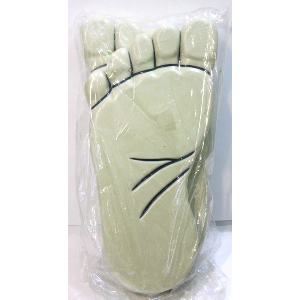 Bandwagon Bare Feet Footprint Stepping Stones Plastic Walkway Garden Decor 14"